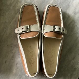 Tod’s loafer in camel and cream